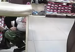استمناء یک خانم دباغی شده بر روی مبل کیر توکوس خفن صورتی